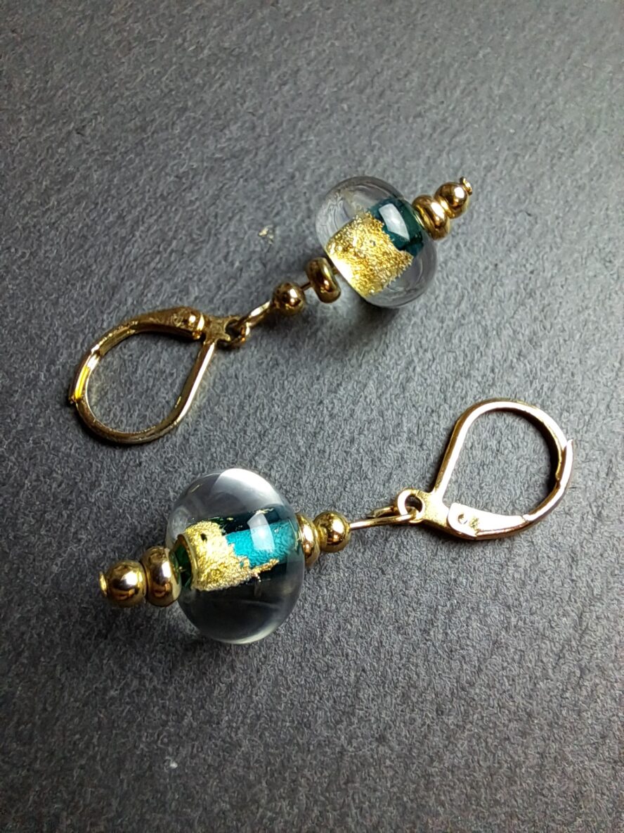QUENTIN VALENTIN, BOUCLES D’OREILLES CRISTAL DE MURANO FEUILLE OR 24 CARATS BLEU VERT ; 1