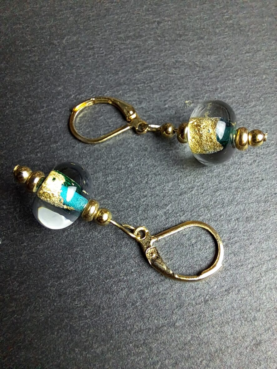 QUENTIN VALENTIN, BOUCLES D’OREILLES CRISTAL DE MURANO FEUILLE OR 24 CARATS BLEU VERT ; 2