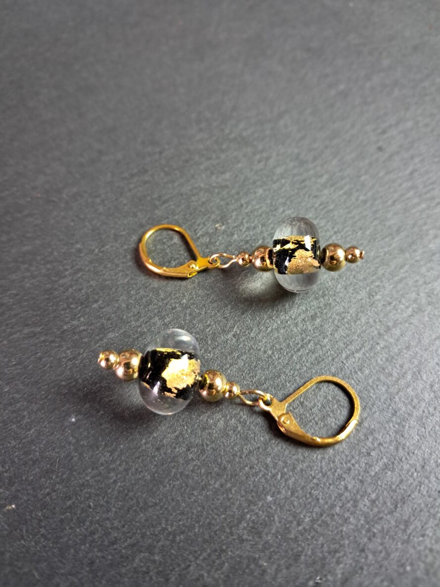 QUENTIN VALENTIN, BOUCLES D’OREILLES CRISTAL DE MURANO FEUILLE OR 24 CARATS NOIR ; 1