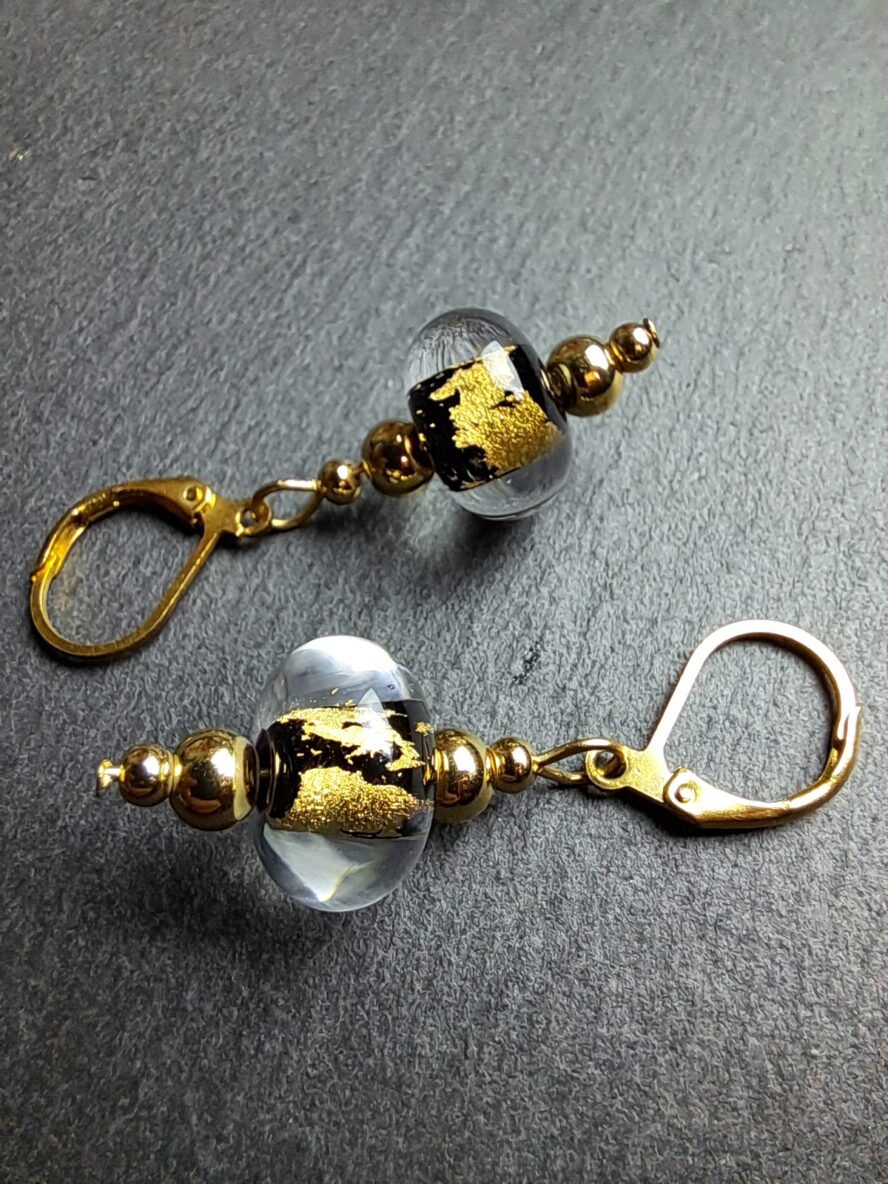 QUENTIN VALENTIN, BOUCLES D’OREILLES CRISTAL DE MURANO FEUILLE OR 24 CARATS NOIR ; 2