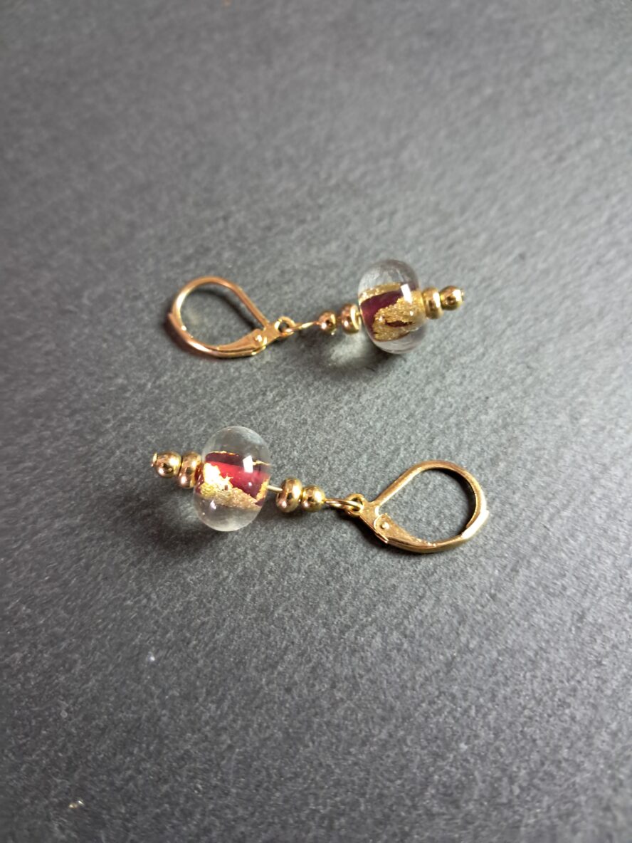 QUENTIN VALENTIN, BOUCLES D’OREILLES CRISTAL DE MURANO FEUILLE OR 24 CARATS ROUGE ; 1