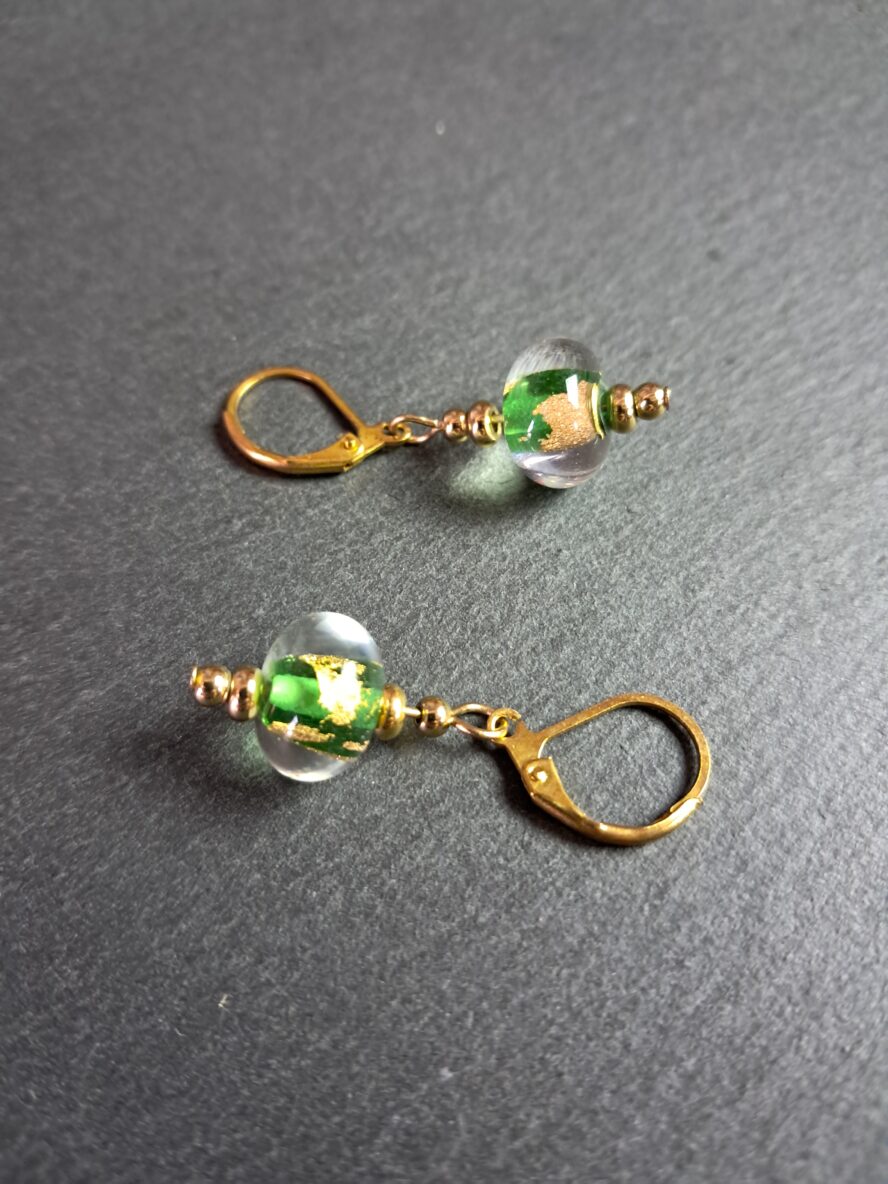 QUENTIN VALENTIN, BOUCLES D’OREILLES CRISTAL DE MURANO FEUILLE OR 24 CARATS VERT EMERAUDE ; 1
