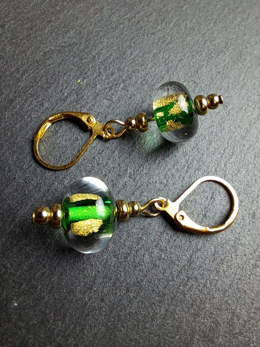QUENTIN VALENTIN, BOUCLES D’OREILLES CRISTAL DE MURANO FEUILLE OR 24 CARATS VERT EMERAUDE ; 2