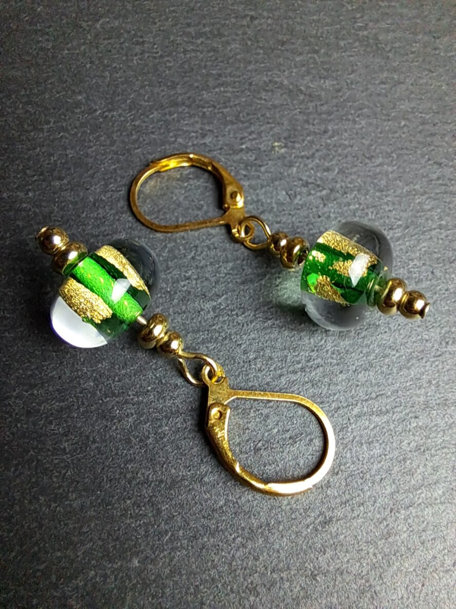 QUENTIN VALENTIN, BOUCLES D’OREILLES CRISTAL DE MURANO FEUILLE OR 24 CARATS VERT EMERAUDE ; 3