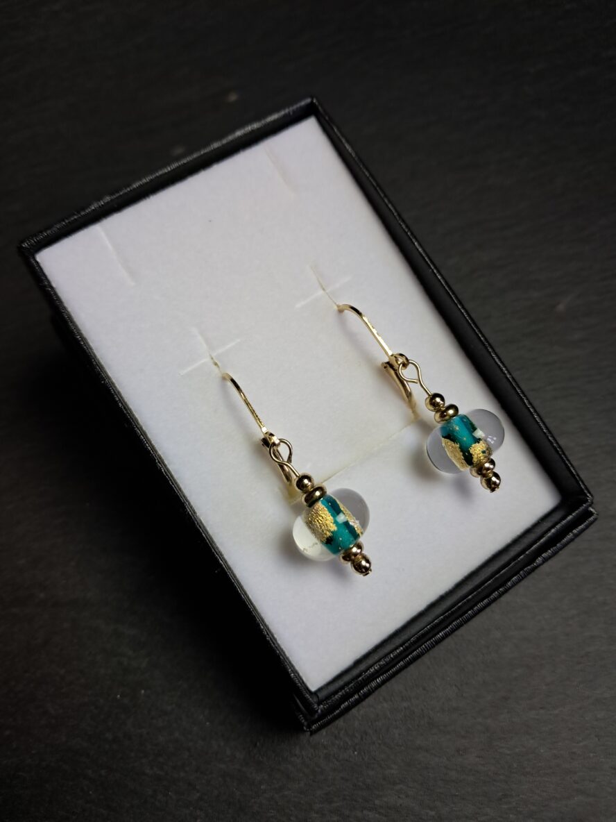 Lumière Dorée, Boucles d’Oreilles, Bleu-Vert. - QUENTIN VALENTIN, BOUCLES OREILLES CRISTAL DE MURANO FEUILLE OR 24 CARATS BLEU VERT ; 3