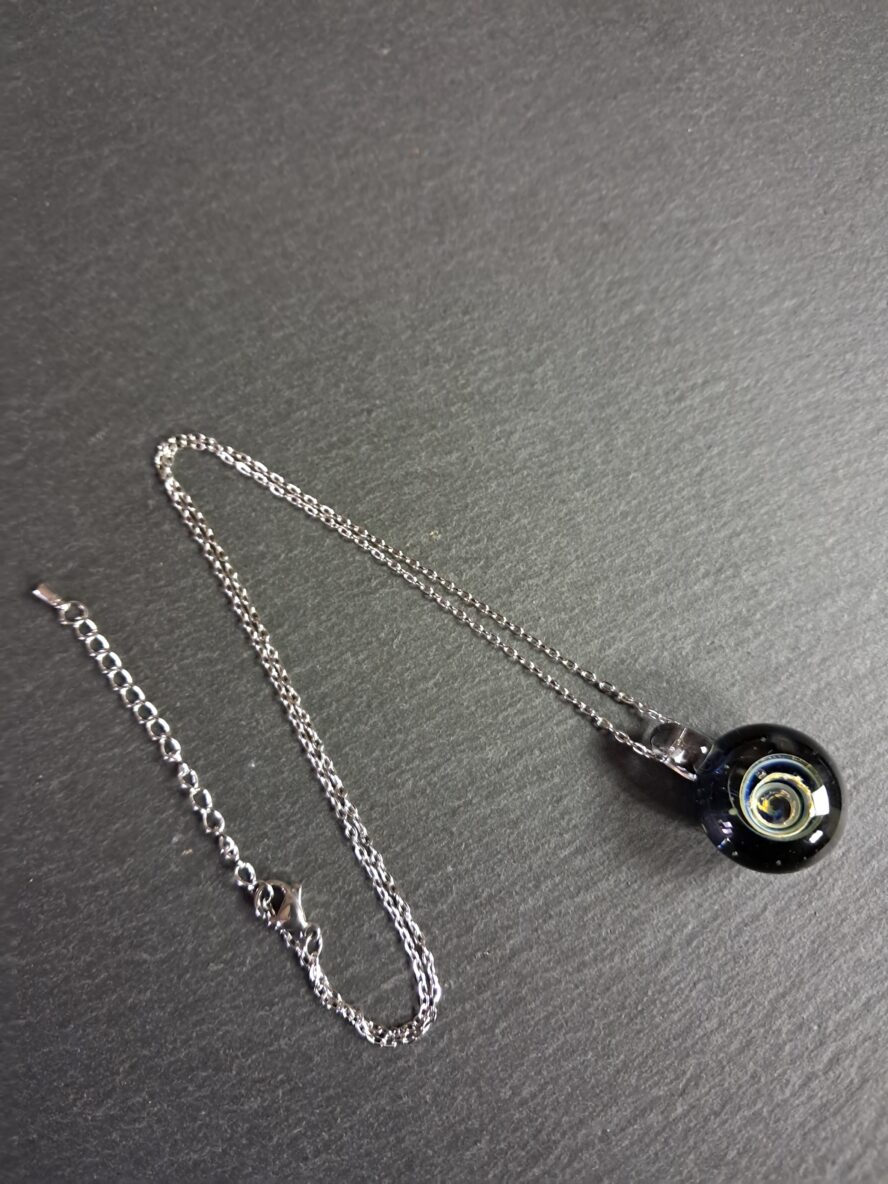 QUENTIN VALENTIN, COLLIER PENDENTIF GALAXIE VORTEX DORE CRISTAL DE MURANO FEUILLE ARGENT 999 1000 ; 1