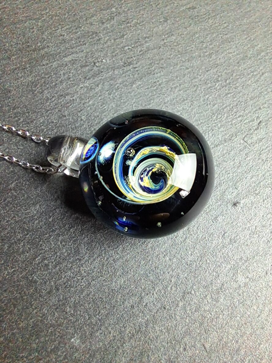QUENTIN VALENTIN, COLLIER PENDENTIF GALAXIE VORTEX DORE CRISTAL DE MURANO FEUILLE ARGENT 999 1000 ; 2