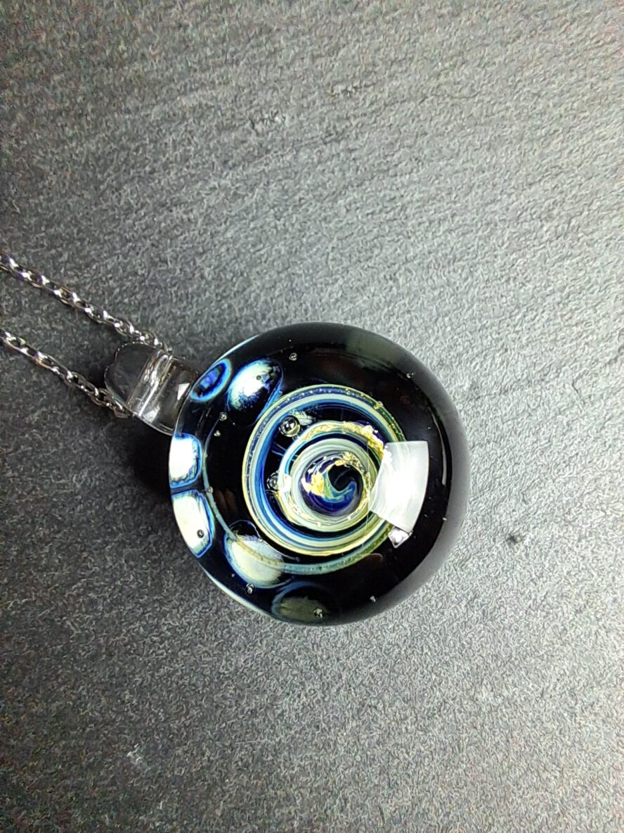 QUENTIN VALENTIN, COLLIER PENDENTIF GALAXIE VORTEX DORE CRISTAL DE MURANO FEUILLE ARGENT 999 1000 ; 3
