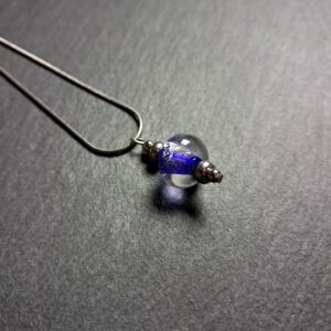 Eclats d&rsquo;Argent, Collier Perle, Bleu Cobalt. - QUENTIN VALENTIN, COLLIER PENDENTIF PERLE CRISTAL DE MURANO FEUILLE ARGENT 999 1000 BLEU COBALT ; 1