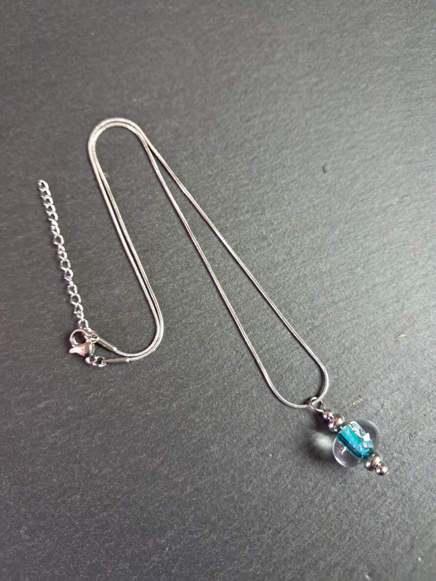 QUENTIN VALENTIN, COLLIER PENDENTIF PERLE CRISTAL DE MURANO FEUILLE ARGENT 999 1000 BLEU VERT ; 1