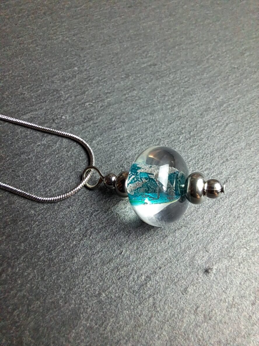 QUENTIN VALENTIN, COLLIER PENDENTIF PERLE CRISTAL DE MURANO FEUILLE ARGENT 999 1000 BLEU VERT ; 2