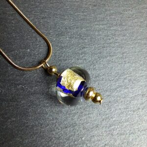 QUENTIN VALENTIN, COLLIER PENDENTIF PERLE CRISTAL DE MURANO FEUILLE OR 24 CARATS BLEU COBALT ; 3