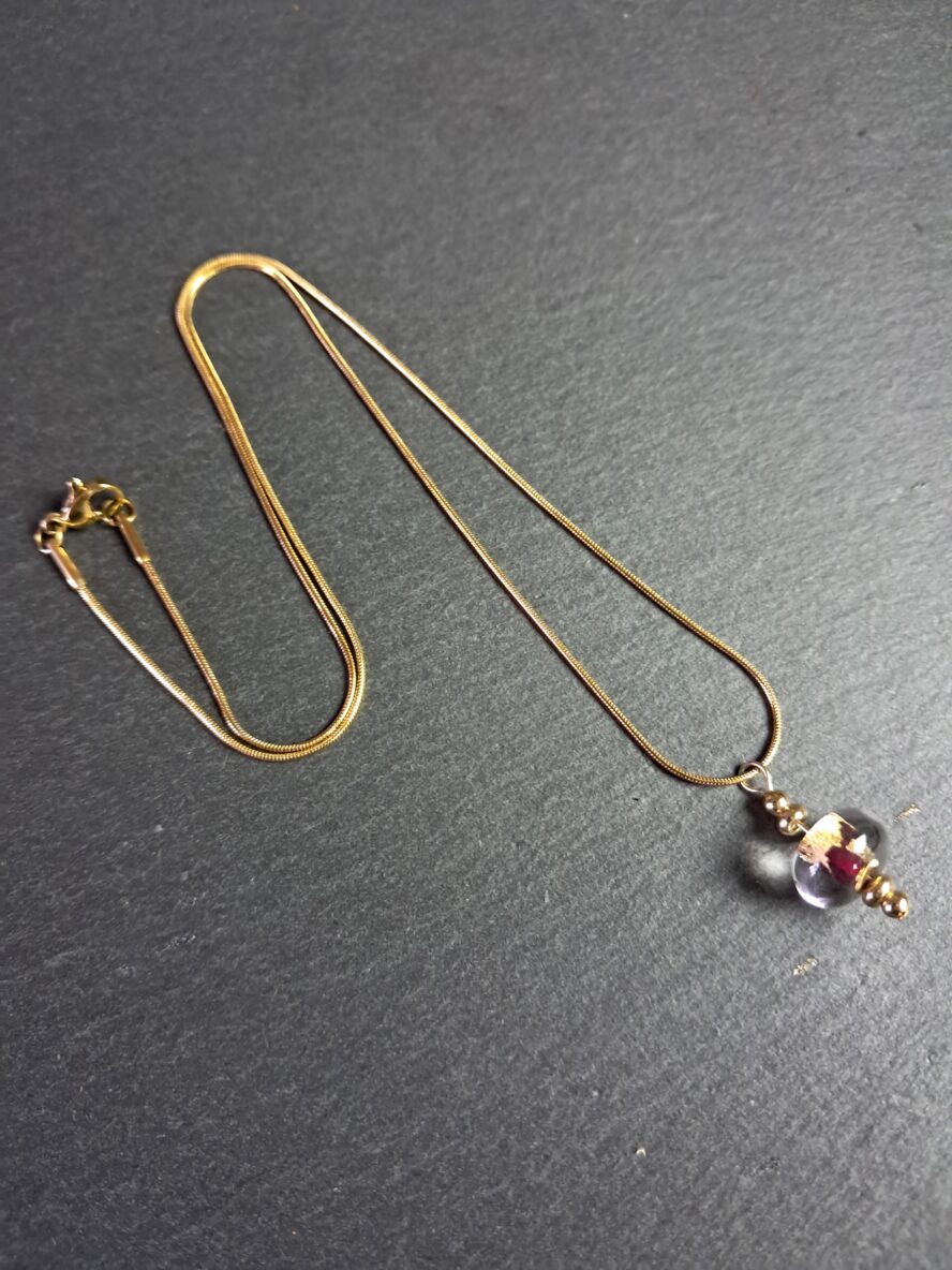 QUENTIN VALENTIN, COLLIER PENDENTIF PERLE CRISTAL DE MURANO FEUILLE OR 24 CARATS ROUGE ; 1