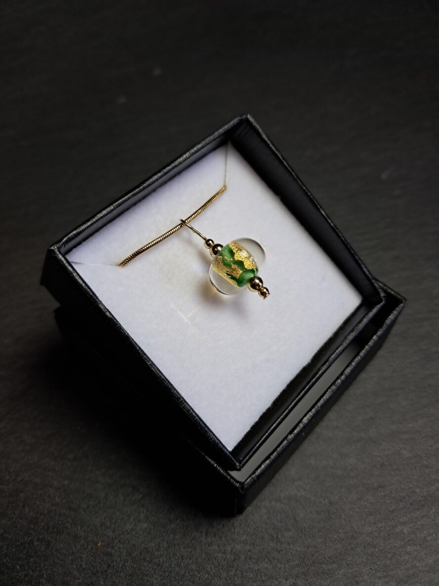 Lumière Dorée, Collier Perle, Vert Emeraude. - QUENTIN VALENTIN, COLLIER PENDENTIF PERLE CRISTAL DE MURANO FEUILLE OR 24 CARATS VERT EMERAUDE ; 4