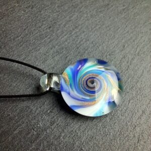 QUENTIN VALENTIN, COLLIER PENDENTIF SPIRALE CRISTAL DE MURANO AVENTURINE BLEU ; 2