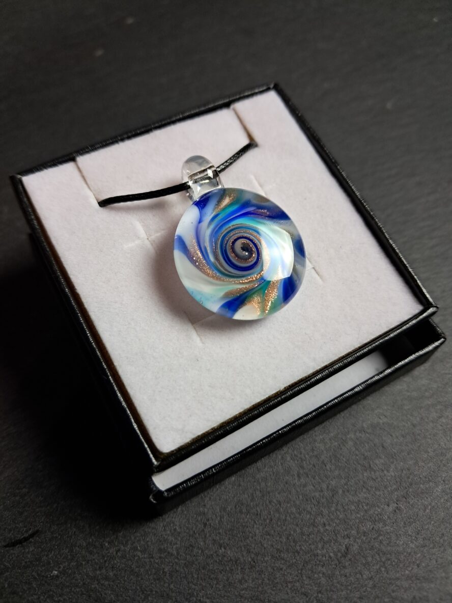 Aventurine, Pendentif Spirale, Bleu Cobalt. - QUENTIN VALENTIN, COLLIER PENDENTIF SPIRALE CRISTAL DE MURANO AVENTURINE BLEU COBALT ; 4