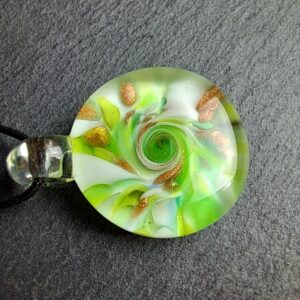 QUENTIN VALENTIN, COLLIER PENDENTIF SPIRALE CRISTAL DE MURANO AVENTURINE VERT ; 2